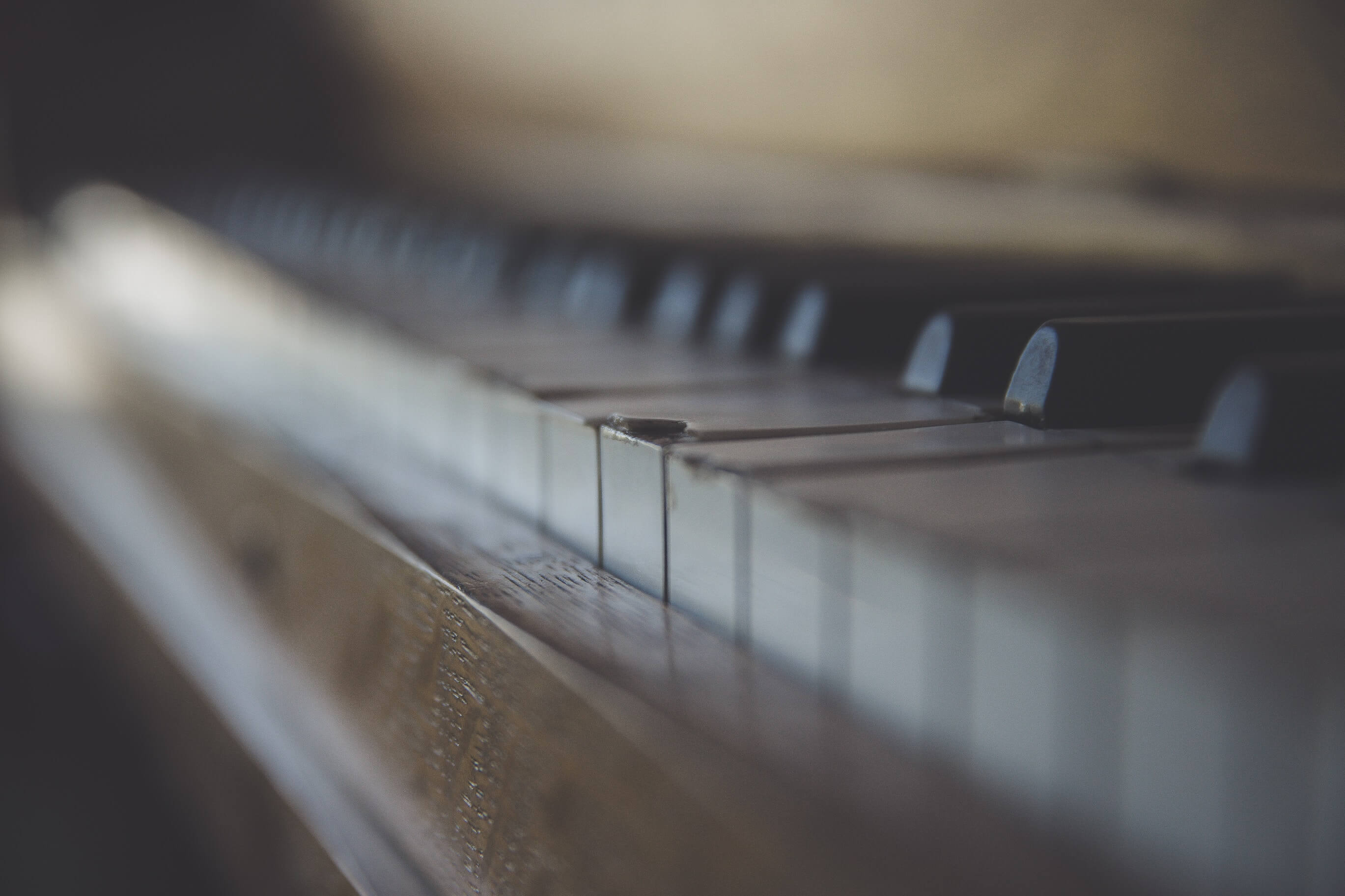 Broken piano - by Ryan Holloway on Unsplash